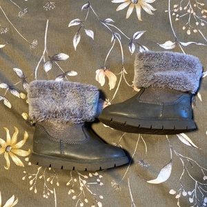 Fuzzy boots, glitter- so cute.